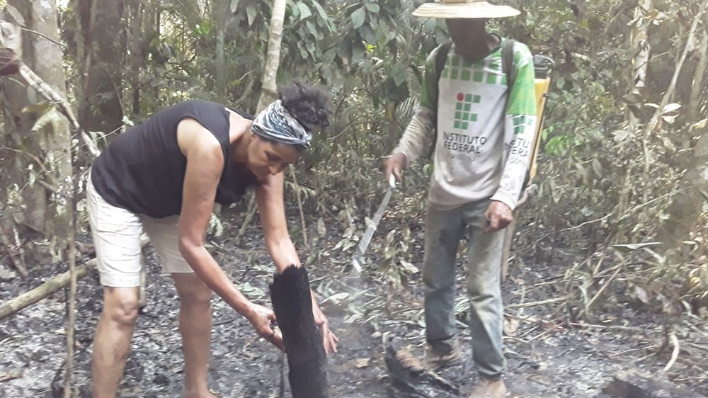 Zonalia Santos and her neighbours in the state of Rondonia work to keep fires from spreading to their homes and crops [Courtesy of Zonalia Santos]