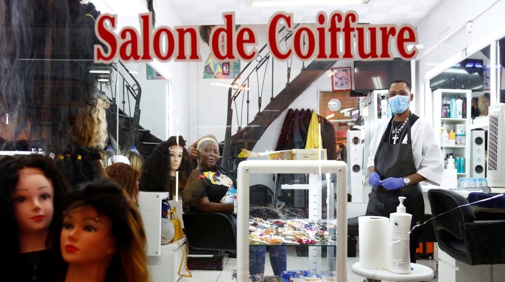 Hairdressers Nicky Chou and Ambrosio, originally from the DRC, in their hair salon in Brussels